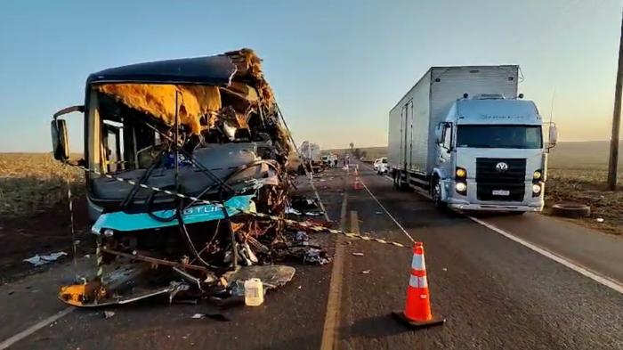 Acidente de trânsito envolvendo caminhões